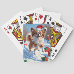 Papillon Hund läuft im Schnee mit Weihnachtshut Spielkarten