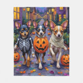 Papillon-Hunde beim Trick-or-Treaten an Halloween- Fleecedecke (Vorderseite)