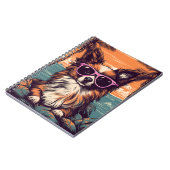 Papillon mit Sonnenbrille am Strand Notizblock (Linke Seite)