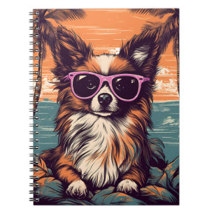 Papillon mit Sonnenbrille am Strand Notizblock