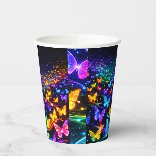 Pappbecher mi Schmetterlingsmotuv (Links)