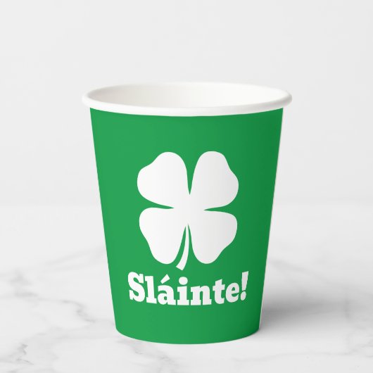 Pappbecher mit grünem Glück für den St. Patrick's (Rückseite)