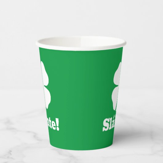 Pappbecher mit grünem Glück für den St. Patrick's (Links)