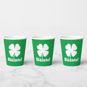 Pappbecher mit grünem Glück für den St. Patrick's