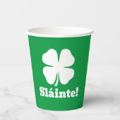 Pappbecher mit grünem Glück für den St. Patrick's  (Vorderseite)