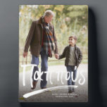 Pappelgriechischer Großvater ein Foto Fotoplatte<br><div class="desc">Ein lustiges und nachdenkliches Geschenk für Ihren griechischen Großvater - ein Foto mit dem Bild und das Wort "Pappous" (auch bekannt als "Papou") in einer griechischen Pinselschrift. Auch Platz für personalisierten Text. Es ist ein großartiges Weihnachtsgeschenk der Enkel,  aber auch großartig für Vatertag und Geburtstagsgeschenke.</div>