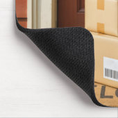 Pappkartons auf einer Willkommensmatte Mousepad (Ecke)