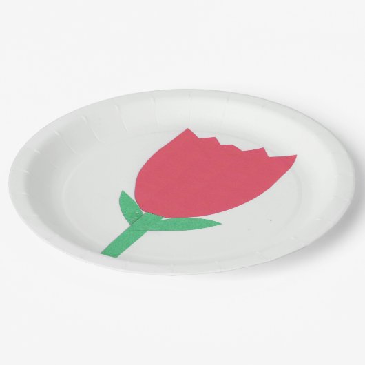 Pappteller mit einem roten Tulpe-Entwurf (Schrägansicht)