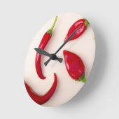 Paprikaschoten aus heiß rotem Chili auf hellen Hol Runde Wanduhr (Winkel)