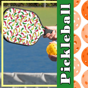 Paprikaschoten aus heißem Chili rot, gelb, grün un Pickleball Schläger