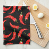 Paprikaschoten des Chilis auf schwarz Geschirrtuch (Viertel Falte)