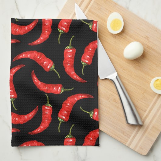 Paprikaschoten des Chilis auf schwarz Geschirrtuch (Viertel Falte)