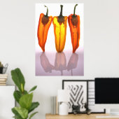 Paprikaschoten in der Mitte mit Licht durch sie Pl Poster (Heimbüro)