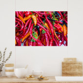 Paprikaschoten mit warmem Chili auf dem Markt für  Poster (Küche)