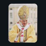 Papst Benedict XVI Magnet<br><div class="desc">Papst Benedikt XVI. war vom 19. April 2005 bis zu seinem Rücktritt am 28. Februar 2013 Leiter der katholischen Kirche und Herrscher des Staat der Vatikanstadt.</div>