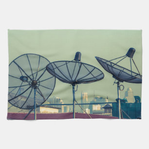 Parabolantenne auf den Dächern von Bangkok Handtuch