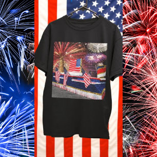 Parade mit Freiheitsseeflotte und Fahne T-Shirt