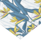Paradiesvogelflumen auf weiß tischdecke (Schrägansicht)