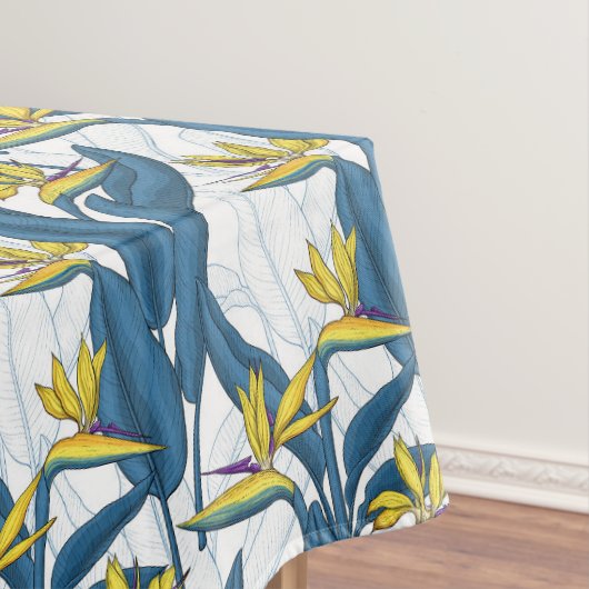 Paradiesvogelflumen auf weiß tischdecke (Beispiel)