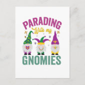 Parading mit meinen Gnomies Funny Mardi Gras Gnome Postkarte (Vorderseite)