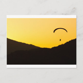 Paragleiten bei Sonnenuntergang Postkarte