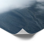 Paragleiter schwebt über neblige Bergklippe Poster (Ecke)