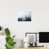 Paragleiter schwebt über neblige Bergklippe Poster (Heimbüro)