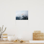 Paragleiter schwebt über neblige Bergklippe Poster (Küche)