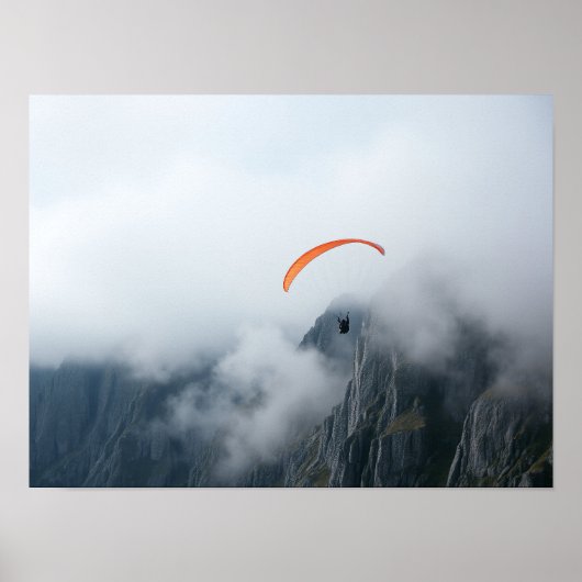 Paragleiter schwebt über neblige Bergklippe Poster (Vorne)