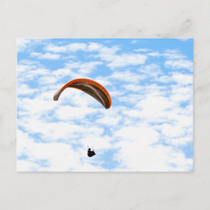 Paragliding in den Wolken - individuell anpassbare Postkarte