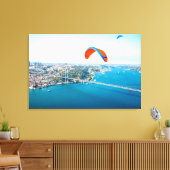 Paramotorpiloten, die über den Bosporus fliegen Leinwanddruck (Insitu (Wohnzimmer))