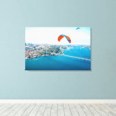 Paramotorpiloten, die über den Bosporus fliegen Leinwanddruck (Insitu (Holzboden))