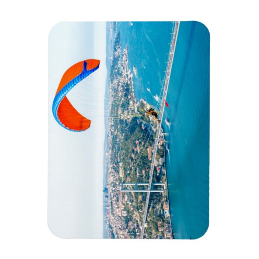Paramotorpiloten, die über den Bosporus fliegen Magnet (Vertikal)