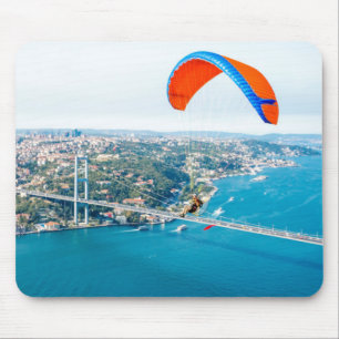 Paramotorpiloten, die über den Bosporus fliegen Mousepad