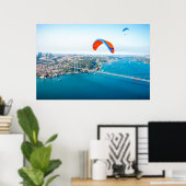 Paramotorpiloten, die über den Bosporus fliegen Poster (Heimbüro)