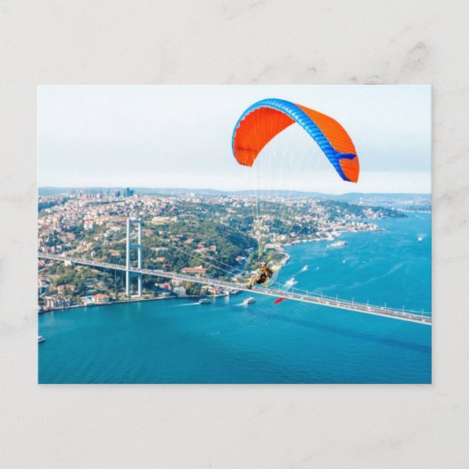 Paramotorpiloten, die über den Bosporus fliegen Postkarte (Vorderseite)