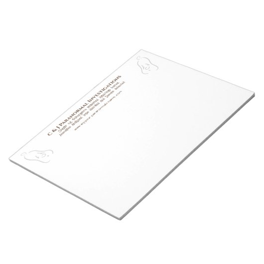 Paranormale Ermittlerin mit Geisterlogo Notizblock (angewinkelt)