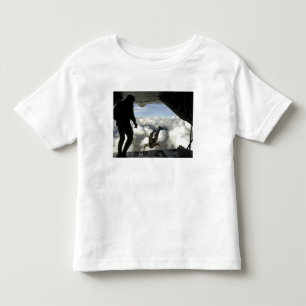 Pararescuemen springen die Rückseite von Kleinkind T-shirt