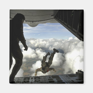 Pararescuemen springen die Rückseite von Magnet