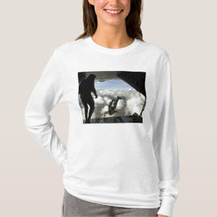 Pararescuemen springen die Rückseite von T-Shirt