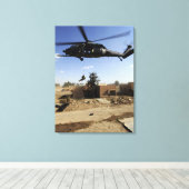 Parareskueman-Rappel aus einem HH-60 2 Leinwanddruck (Insitu (Holzboden))