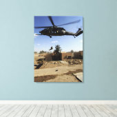 Parareskueman-Rappel aus einem HH-60 2 Leinwanddruck (Insitu (Holzboden))