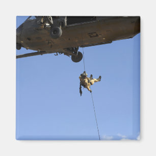 Parareskueman-Rappel aus einem HH-60 Magnet