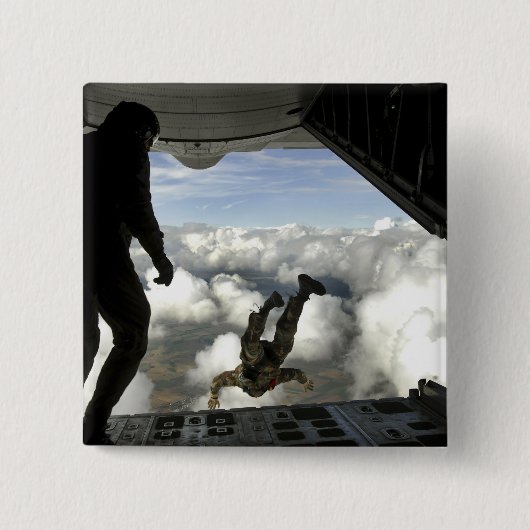 Parareskuemen springen aus der Rückseite einer C-1 Button (Vorderseite)