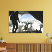 Parareskuemen springen aus der Rückseite einer C-1 Leinwanddruck (Insitu (Wohnzimmer))