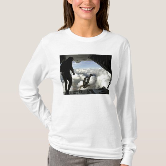 Parareskuemen springen aus der Rückseite einer C-1 T-Shirt (Vorderseite)