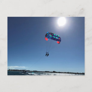 Parasailing am Strand Feiertagspostkarte