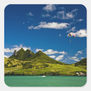 Parasailing im Blick auf den beeindruckenden Löwen Quadratischer Aufkleber