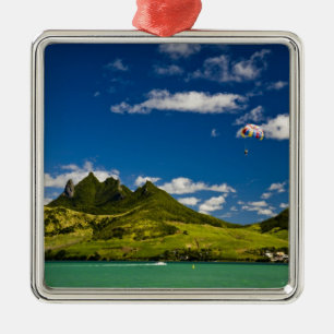 Parasailing mit Blick auf den beeindruckenden Löwe Ornament Aus Metall