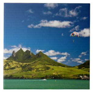 Parasailing mit Blick auf die beeindruckende Löwe Fliese